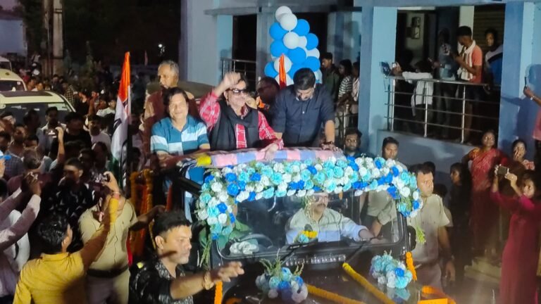 তৃণমূল প্রার্থী শত্রুঘ্ন সিনহার মেগা রোড শো সালানপুর ব্লকে