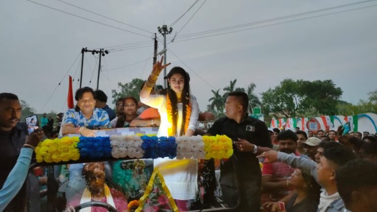 শত্রুঘ্ন সিনহার সমর্থনে রোড শো বাংলা চলচ্চিত্র জগতের নায়িকা ঋত্বিকা সেনের