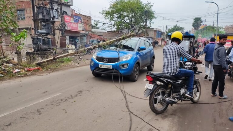 ট্রেলারের ধাক্কায় বিদ্যুতের খুঁটি ভেঙে পড়লো চারচাকা গাড়ির উপর