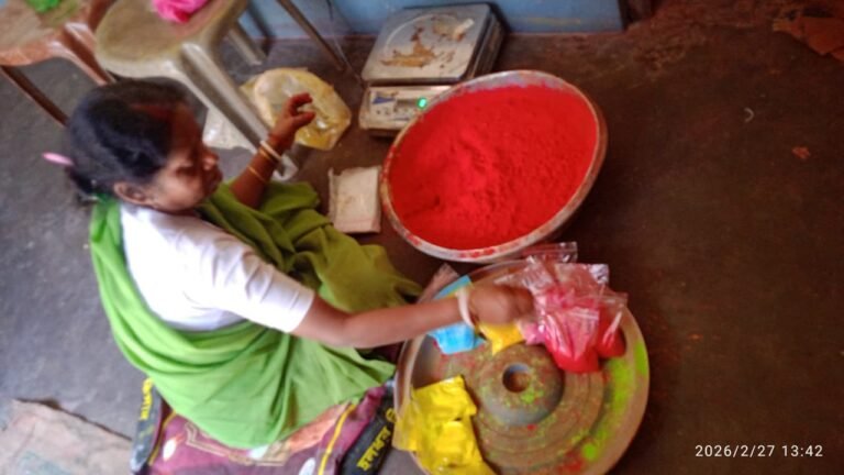 ভেষজ আবীরের চাহিদা পূরণে মহিলা বিকাশের উদ্যোগ