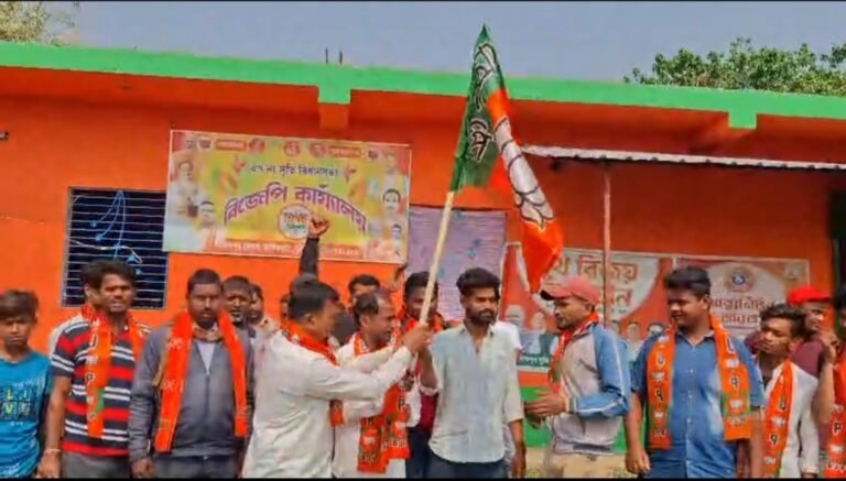 তৃণমূল ছেড়ে গেরুয়া শিবিরে যোগ, জেলাজুড়ে চাঞ্চল্য