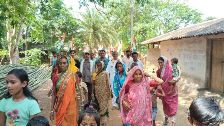 বিজেপি শুধু পতাকা-ফেস্টুনে, ময়দানে নেই: শালবনীতে তৃণমূল প্রার্থী শ্রীকান্ত মাহাতোর প্রচারে জোর