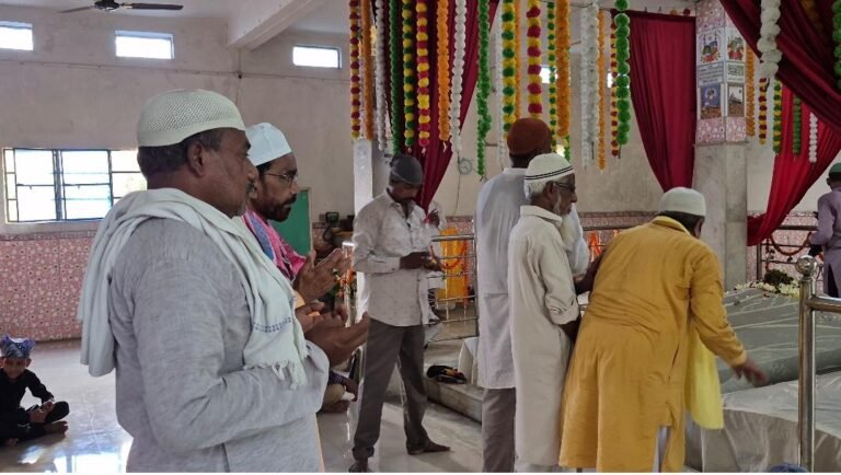 অজানা বাবার সেই মাজার, যেখানে পথ না থাকলেও প্রতিদিন শত শত ভক্ত পৌঁছে যান নিজেদের মনের ইচ্ছা নিয়ে