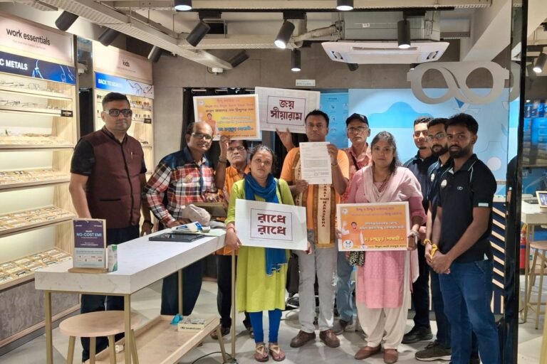 কলকাতাতেও লেন্সকার্ট-বিরোধী বিক্ষোভ, হিন্দুমহাসভার অভিনব প্রতিবাদ কর্মসূচি