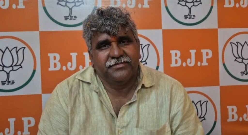 পাণ্ডবেশ্বরে বিজেপি প্রার্থীকে ঘিরে বিক্ষোভ, মহিলাদের ঝাড়ু দেখানোয় উত্তেজনা