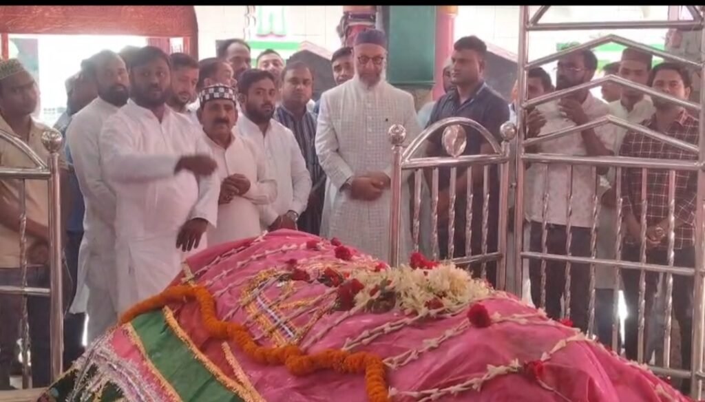 রানিগঞ্জে মাজারে জিয়ারত AIMIM প্রধান আসাদুদ্দিন ওয়াইসির, বাড়ছে রাজনৈতিক তৎপরতা