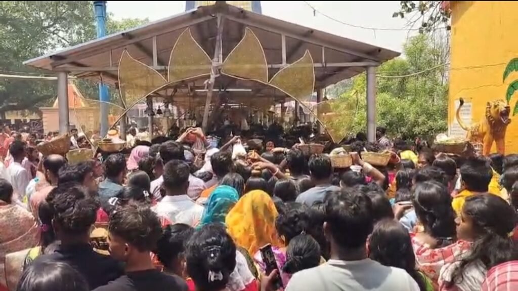 নীল ষষ্ঠী উপলক্ষে চন্দ্রচূড় মন্দিরে উপচে পড়া ভিড়