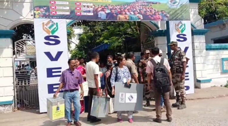 দুর্গাপুরে শুরু ভোটগ্রহণ, বাড়ি বাড়ি গিয়ে ভোট নিচ্ছে নির্বাচন কমিশন