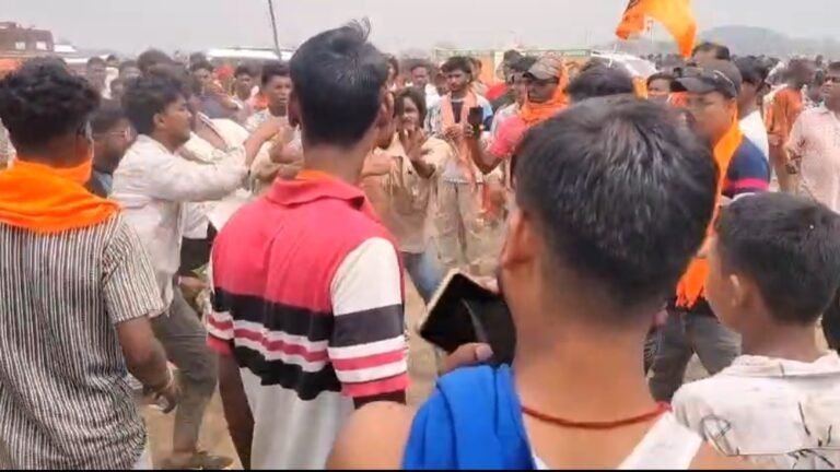 योगी की सभा में पॉकेटमार के शक में युवक की पिटाई, पुलिस ने बचाकर निकाला