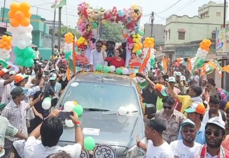 জামুড়িয়ায় তৃণমূলের জোর প্রচার, কোয়েল মল্লিক-র রোড শোয়ে উচ্ছ্বাস