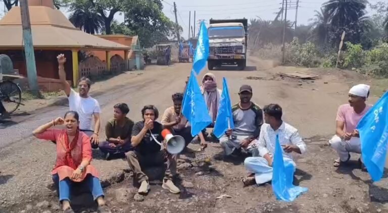 জামুড়িয়ায় উন্নয়ন নিয়ে তোপ, বেহাল রাস্তার অভিযোগে পথে বসলেন এনসিপি প্রার্থী রিয়া মুখার্জি