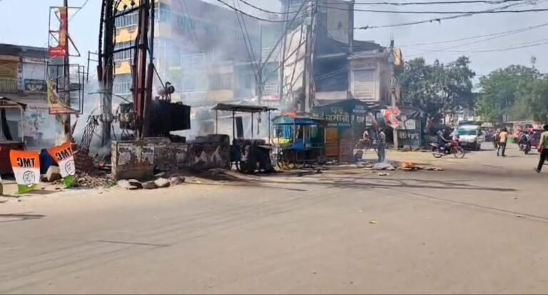 তপ্ত গরমের মধ্যেই ভয়াবহ অগ্নিকাণ্ডের সাক্ষী থাকল রূপনারায়ণপুর-এর ব্যস্ত ডাবরমোড় এলাকা।