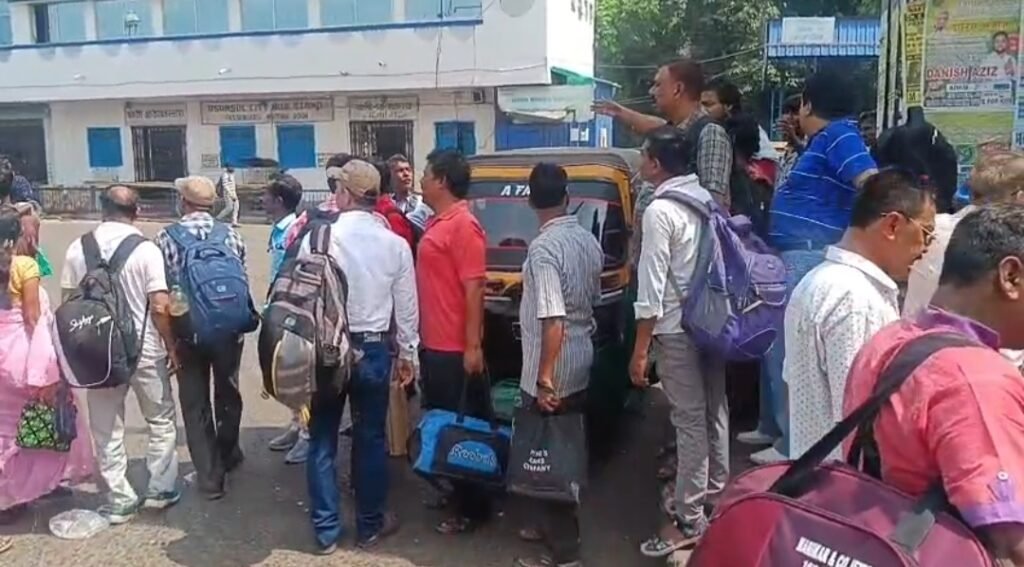 নির্বাচনের প্রাক্কালে আসানসোল বাসস্ট্যান্ডে বাস সংকট, বাড়তি ভাড়ায় চাপে যাত্রীরা—লাভে টোটো-অটো চালকরা