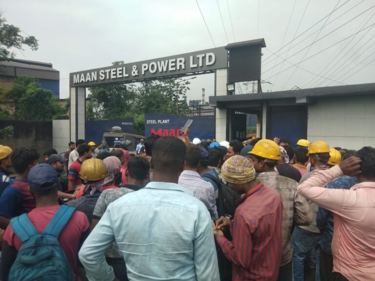 জামুড়িয়ায় বেসরকারি ইস্পাত কারখানার গেটে শ্রমিকদের বিক্ষোভ