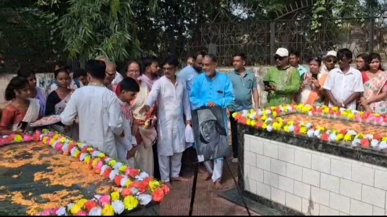 প্রভাত ফেরীর মাধ্যমে কাজী নজরুল ইসলামের জন্মোৎসব ও ৪৬তম মেলার উদ্বোধন চুরুলিয়ায়