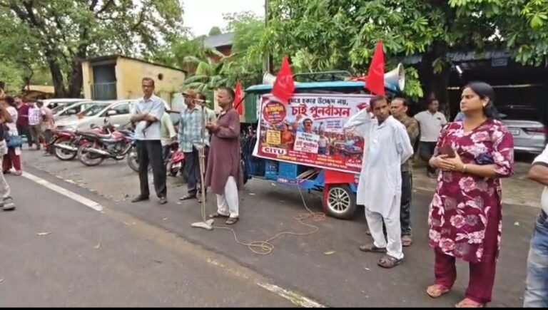উচ্ছেদের প্রতিবাদে বার্ণপুর টাউন দপ্তরের সামনে বামফ্রন্টের বিক্ষোভ