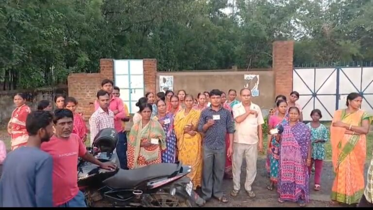 বিধায়ক কার্যালয়ের সামনে উদ্ধার বস্তাবন্দি হ্যান্ডিক্রাফট কার্ড, চাঞ্চল্য পাণ্ডবেশ্বরে