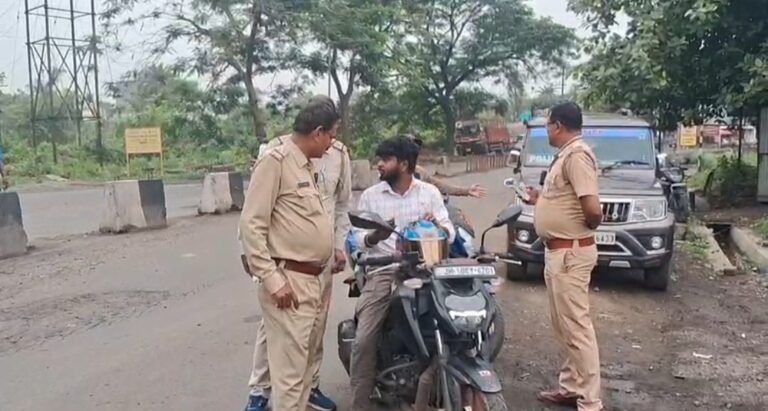 কুলটি ট্রাফিক গার্ডের উদ্যোগে হেলমেটবিহীন বাইক চালকদের বিরুদ্ধে কড়া অভিযান