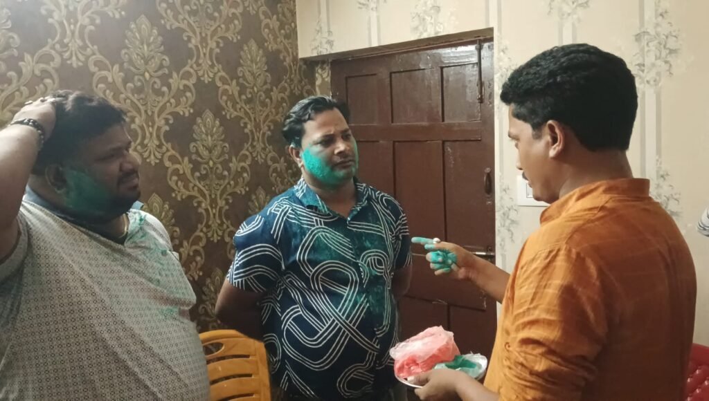 গেরুয়া আবির খেলেই কেউ বিজেপি হয়ে যায় না, বিজয় সিংকে ঘিরে বারাবনিতে রাজনৈতিক বিতর্ক