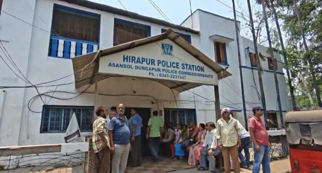মোবাইল চুরির অভিযোগে ধৃত দুই যুবককে কোমরে দড়ি বেঁধে থানার বাইরে আনা, চাঞ্চল্য আসানসোলে