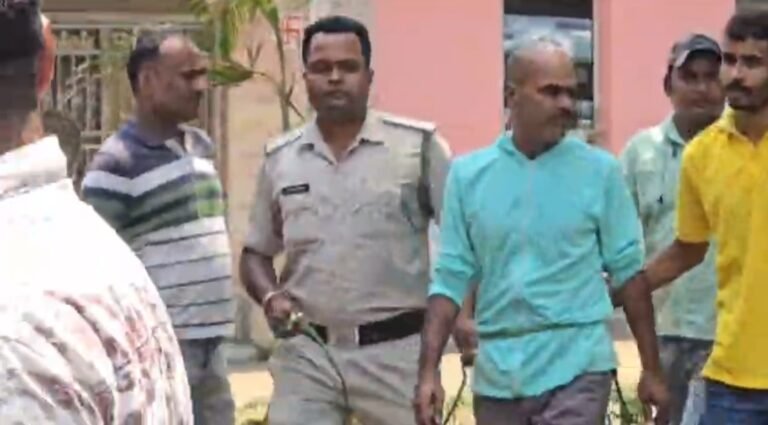 পাণ্ডবেশ্বরে পুলিশের গাড়ি ঘিরে ডিম বৃষ্টি, গ্রেপ্তার বালিমাফিয়া যুধিষ্ঠির ঘোষ ও তৃণমূল নেতা নিতাই অধিকারী