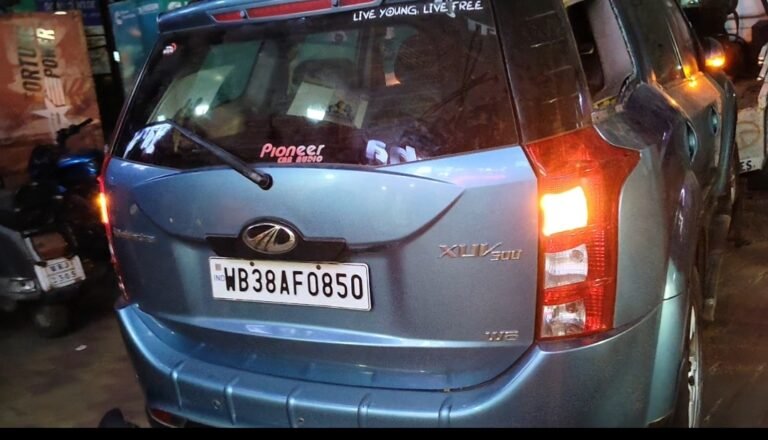 एलआईसी मोड़ पर 6 दिनों से खड़ी लावारिस SUV को पुलिस ने किया जब्त