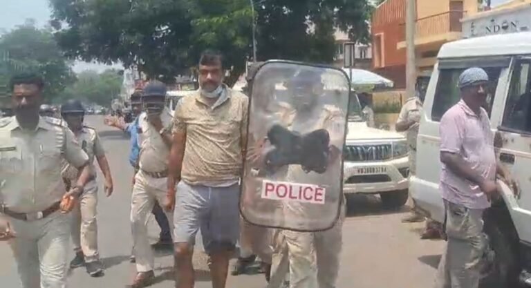 পুলিশি হেফাজতে তৃণমূল নেতা ভোলা সিংকে রাস্তায় হাঁটানো ঘিরে বিতর্ক