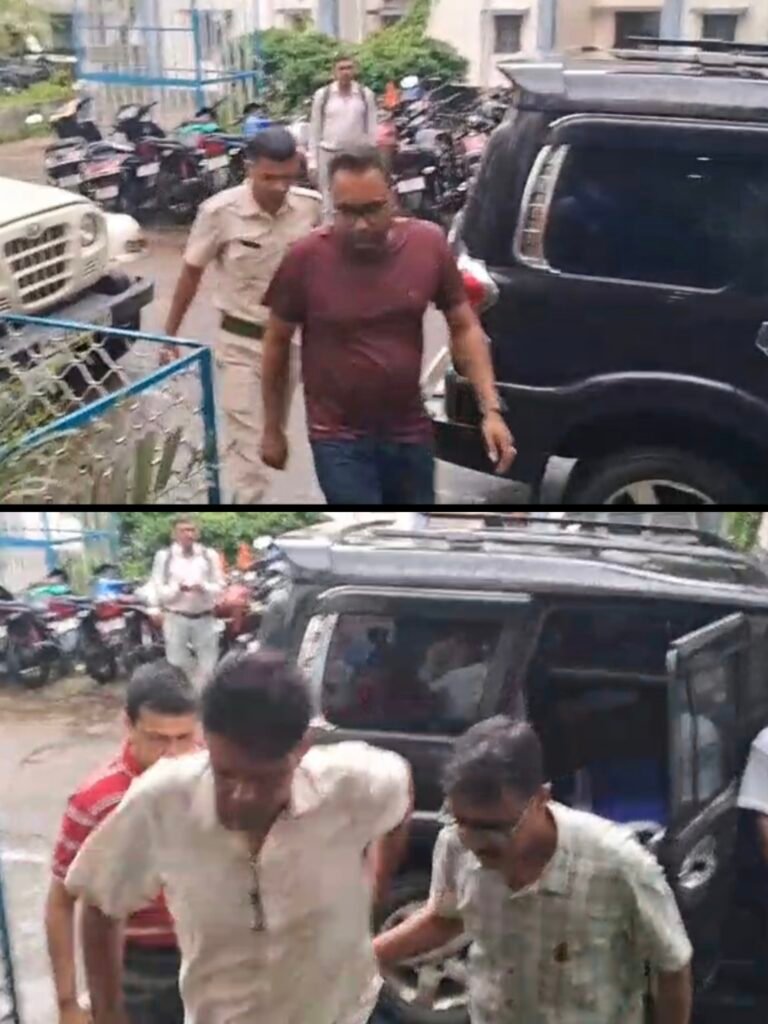 কুলটির রামপুর চেকপোস্টে তোলাবাজির অভিযোগে ঝাড়গ্রাম থেকে গ্রেফতার দুই সাসপেন্ড এমভিআই, ২ দিনের পুলিশ হেফাজত