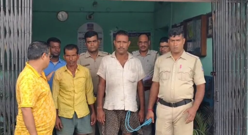 বিহার থেকে গরু পাচারের অভিযোগে ট্রাক আটক, ২১টি গরু উদ্ধার; গ্রেপ্তার ২, পুলিশকে মিষ্টি খাইয়ে ধন্যবাদ বিজেপি যুবনেতার