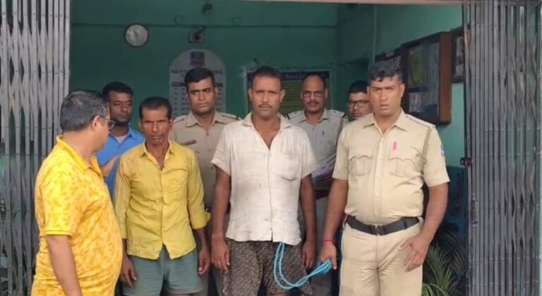বিহার থেকে গরু পাচারের অভিযোগে ট্রাক আটক, ২১টি গরু উদ্ধার; গ্রেপ্তার ২, পুলিশকে মিষ্টি খাইয়ে ধন্যবাদ বিজেপি যুবনেতার