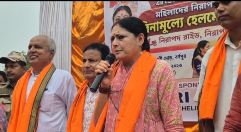 নারী সুরক্ষায় বার্নপুরে মহিলা বাইকচালকদের হেলমেট বিতরণ, উপস্থিত মন্ত্রী অগ্নিমিত্রা পাল