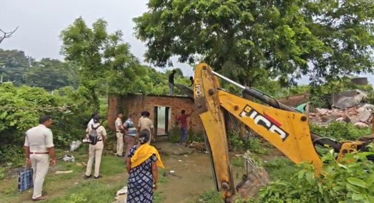 বর্ষার মাঝেই রেল জমিতে বুলডোজার, মাথার উপর থেকে উড়ল ছাদ; চরম অনিশ্চয়তায় বহু দরিদ্র পরিবার